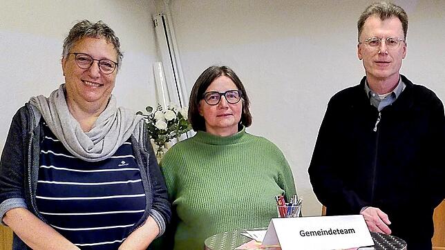 Projektkoordinatorin Helga Bing, Pfarrgemeinderatsvorsitzende Lioba Bernhard und Pfarrer Richard Dressel.