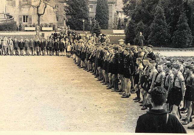 Bild aus der Nazi-Zeit in Bad Säckingen: Hier steht die Hitlerjugend, das sogenannte Jungvolk, Spalier im Bad Säckinger Schlosspark.