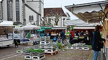 Der Wochenmarkt findet wieder auf der Marktstraße statt, sobald dort die Pflastersanierung abgeschlossen ist. Händler begrüßen das.