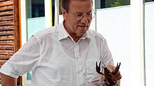 Auf Tuchfühlung mit den Wasserlebewesen. Peter Hauk (CDU), Minister für Ernährung, Ländlichen Raum und Verbraucherschutz, mit einem ...