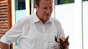 Auf Tuchfühlung mit den Wasserlebewesen. Peter Hauk (CDU), Minister für Ernährung, Ländlichen Raum und Verbraucherschutz, mit einem ...
