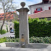 Statt des Pinienzapfens soll die Bronzeskulptur eines Schwerttänzers auf die Säule des Brunnens am Olberplatz. Wie sie genau aussehen ...