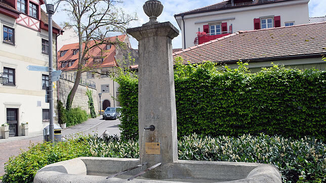 Statt des Pinienzapfens soll die Bronzeskulptur eines Schwerttänzers auf die Säule des Brunnens am Olberplatz. Wie sie genau aussehen ...