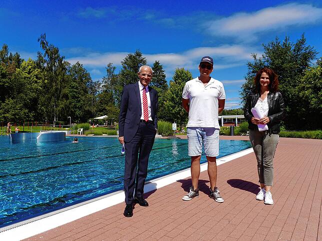 Bürgermeister Fritz Link, Schwimmmeister Felix Krismann und Badereferentin Angelika Scherzinger sind zufrieden mit dem Start in die Saison.