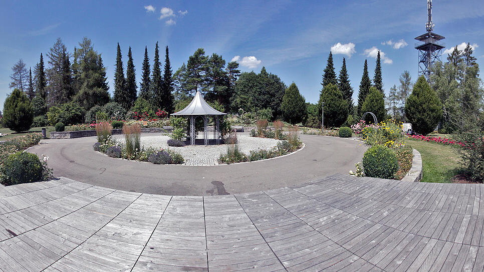 Zentraler Punkt des Rosengartens auf dem Villinger Hubenloch sind die Beete und der Platz rund um das kleine Pavillion. Nur einen ...