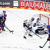 Wild Wings-Torhüter Patrik Cerveny konnte sich gegen Mannheim mehrfach auszeichnen. In dieser Szene vereitelt er die Chance von ...