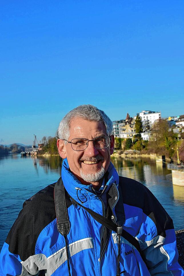 Interessiert: Klaus Gehrig aus Lörrach ist selbst Besitzer eines Oldtimers.