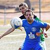 Fünf Tore fielen im Spiel des FC Furtwangen (Simon Tritschler, hinten) gegen den Hegauer FV (Dietmar Roth). Nach vielen ungenutzten ...