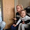 Schimmelwohnung in Immenstaad: Yesemia Shapirenko, Oleksandra Muraviova und Tochter Elvira vor einem Schrank mit Pilzbefall.