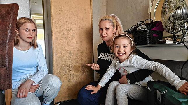 Schimmelwohnung in Immenstaad: Yesemia Shapirenko, Oleksandra Muraviova und Tochter Elvira vor einem Schrank mit Pilzbefall.