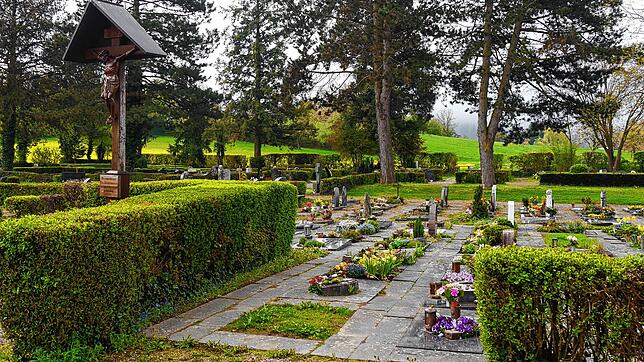 Ein Blick im Arlener Friedhof: Hier stehen anders als in den beiden anderen Gottesäckern der Gemeinde noch Ruhestellen im ...