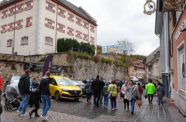 Blick in die Fußgängerzone: Trotz Regenwetters sind beim Tiengener Sonntagsverkauf viele Menschen unterwegs.