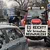 Einer der drei Traktoren, die am Montag zur Friedens-Demo auf die Markstätte gekommen waren. &bdquo;Es reicht! Wir brauchen ...
