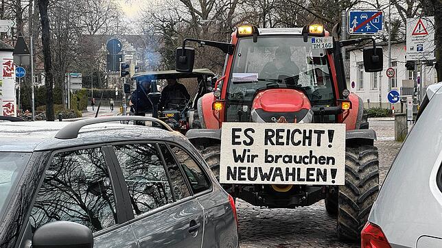 Einer der drei Traktoren, die am Montag zur Friedens-Demo auf die Markstätte gekommen waren. &bdquo;Es reicht! Wir brauchen ...