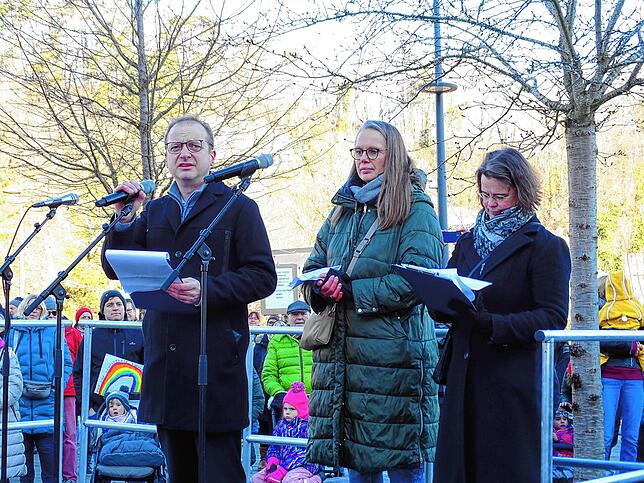 Dorothee Sauer, Maritta Lieb und Matthias Stöhle (von rechts) bezogen für die beiden großen Kirchen Stellung.