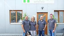 Rudolf Kammerer, Carla Kammerer, Jannick Göppert und Robin Wieland, Projektleiter Parkett, und die Hunde Hira und Apatchi vor der ...
