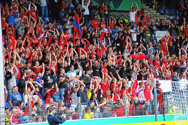 Frenetisch feierten die Fans im vollen Schwarzwaldstadion den 1. FC Rielasingen-Arlen nach dem Pokalspiel gegen Borussia Dortmund.