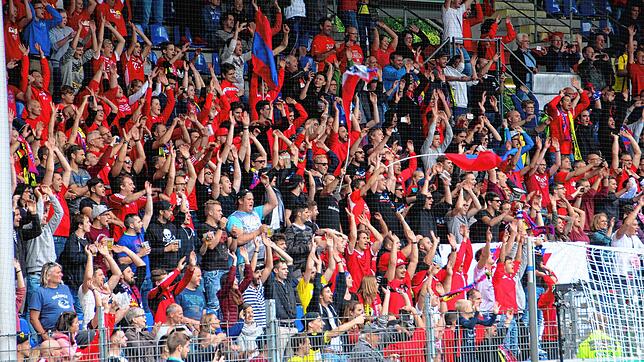 Frenetisch feierten die Fans im vollen Schwarzwaldstadion den 1. FC Rielasingen-Arlen nach dem Pokalspiel gegen Borussia Dortmund.
