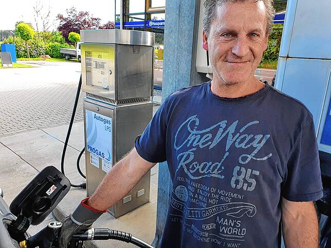 Roland Ege aus Frickingen tankt immer für 35 Euro, egal, wie teuer der Liter Sprit ist. „Ein höherer Preis tut mir zu arg weh.“