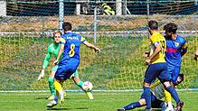 F.A.L.-Spieler Robin Karg (Nummer 8) hat hier die große Chance zum Ausgleich, doch er scheitert an SG-Keeper Luca Schmid.