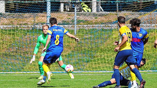F.A.L.-Spieler Robin Karg (Nummer 8) hat hier die große Chance zum Ausgleich, doch er scheitert an SG-Keeper Luca Schmid.