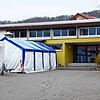 Neben dem Eingang zum katholischen Gemeindezentrum in Ludwigshafen steht bereits ein Duschcontainer. Im Fall einer Gasmangellage soll ...