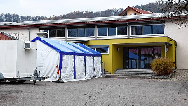 Neben dem Eingang zum katholischen Gemeindezentrum in Ludwigshafen steht bereits ein Duschcontainer. Im Fall einer Gasmangellage soll ...
