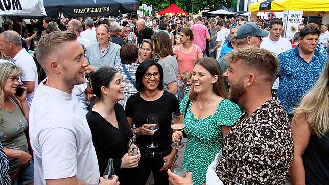 Der Radolfzeller Abendmarkt bringt wieder die Bürger und Gäste der Stadt zum geselligen Feiern zusammen &ndash; fast schon wie zu alten ...