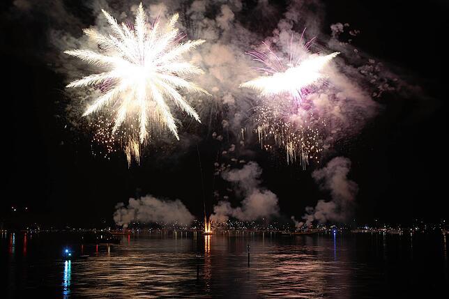 Bild 36: Konstanzer Seenachtfest 2024 - Jetzt knallt's! Das Feuerwerk am Bodensee bringt Zuschauer zum Staunen