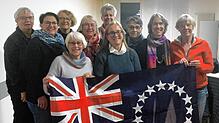 Die Frauen des Weltgebetstag-Teams mit der Flagge der Cookinseln: Ines Zeller, Heike Sewing, Margarete Weh-Berger, Ursula Meister, ...