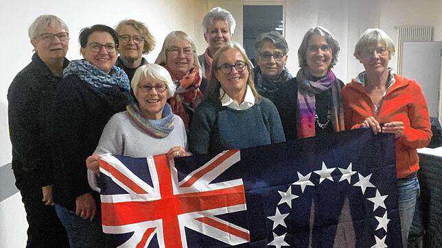 Die Frauen des Weltgebetstag-Teams mit der Flagge der Cookinseln: Ines Zeller, Heike Sewing, Margarete Weh-Berger, Ursula Meister, ...