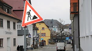Ein vergessen wirkendes Straßenschild weist auf die noch unvollständige Straßenarbeit hin.