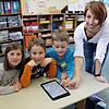 Als ein wertvolles Hilfsmittel im Unterricht weiß Lehrerin Regina Zganjar die zehn neuen Tablets ebenso zu schätzen wie die Schüler ...