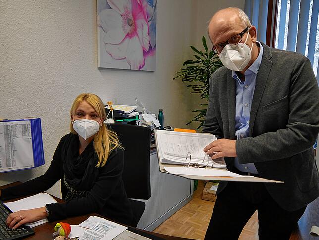 Viel Planung: Geschäftsführer Helmut Matt und die stellvertretende Heimleiterin Carolin Böttcher planen die Imfungen im Voraus.