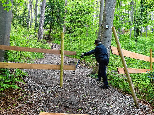 Die von Förster Jörn Burger veranlasste Absperrung wurde bereits zur Seite gehievt, wie Michael Witt zeigt. Es gibt Mountainbiker, die ...