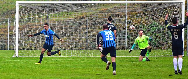 Frühe Führung: Semih Kiiic bejubelt das 1:0 für die SG FC Wehr/Brennet beim SV Buch. Er hatte souverän die Vorlage von Marco Götz (Nr. ...