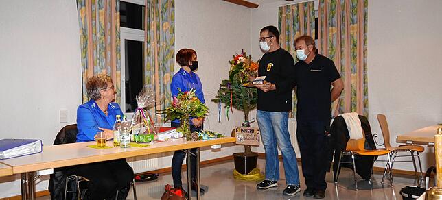 Gerada Bacher (links) und Sandra Domogalla freuen sich über die humorvollen und ehrenden Rückblicke auch von Marc Schimpeler ...