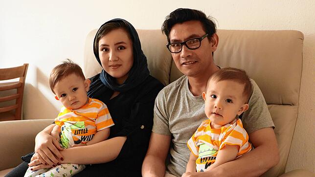 Sajjad (30) und Khadija (22) Husaini leben inzwischen mit ihren beiden Söhnen Elias (1, links) und Yaser (2) in einem kleinen ...