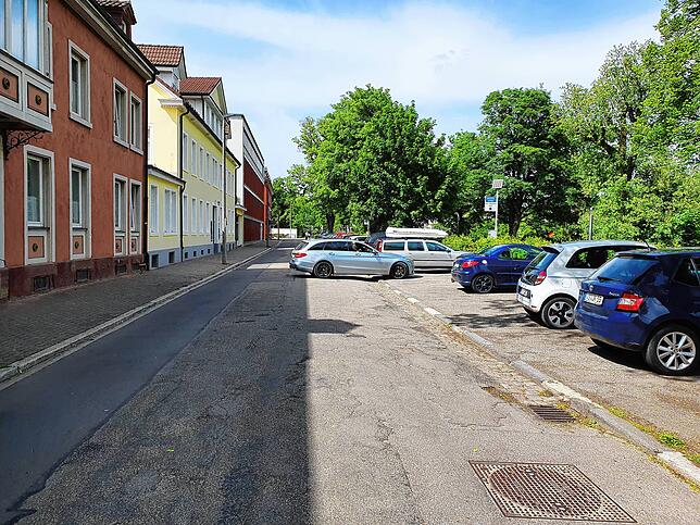 Wird 2023 umgestaltet und zur Fahrradstraße: Villingens Brigachstraße wird dann mit grünen Farbstreifen links und rechts des großzügig ...
