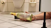 Ein Betrunkener schläft in einer Gaststätte in Waldshut in der Toilette ein. Er hat 3,2 Promille intus. Unser Bild ist ein gestelltes ...