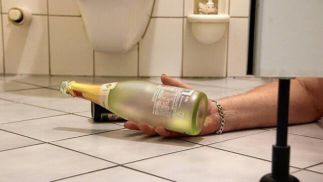Ein Betrunkener schläft in einer Gaststätte in Waldshut in der Toilette ein. Er hat 3,2 Promille intus. Unser Bild ist ein gestelltes ...