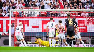 Per Hacke erzielte Ermedin Demirovic (verdeckt) das 1:0 der Schwaben - Freiburgs Torwart Noah Atubolu streckt sich vergeblich.