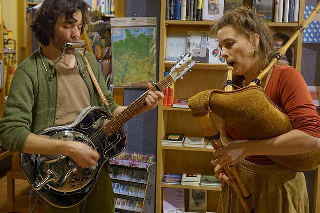 Den ganzen Abend über begleitete das Duo Wunderkram Sonja Wunderlin (Sackpfeife) und Gabriel Kramer (Resonatorgitarre) mit eigenen Stücken.