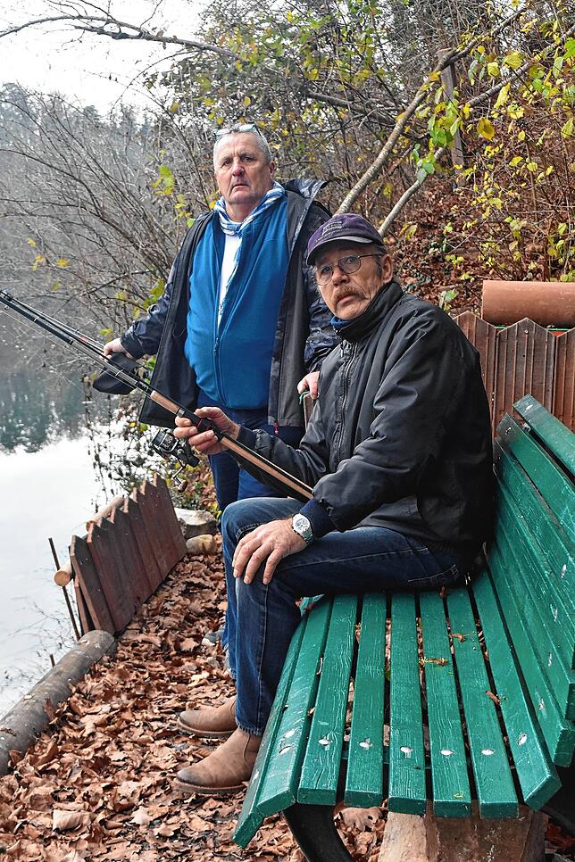 Richard Massler (links) und Dieter Stammherr haben mit dem Fischerverein Jestetten einen Angelplatz angelegt. Die beiden Fischer sind ...
