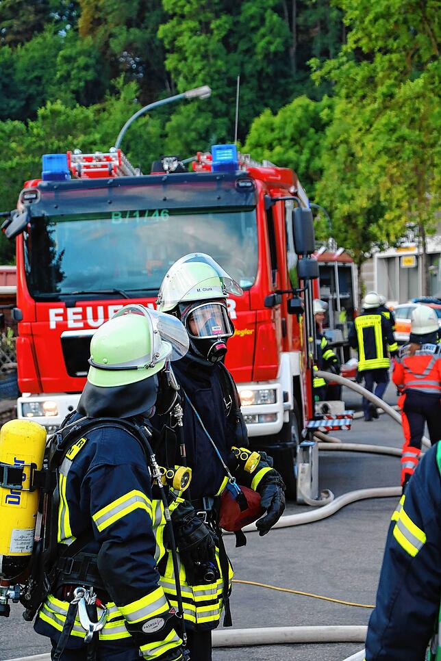 Die Feuerwehr Bräunlingen bekämpft am Mittwochmorgen einen Gebäudebrand in einem Wohngebäude Ecke Dießenhoferstraße/ Gießnaustraße. Der ...