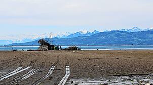Reifenspuren im verlängerten Bodensee-Ufer: Seit Montag arbeiten die Mitarbeiter der Garten- und Tiefbaubetriebe Lindau an der Insel Hoy.