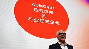 Continental-Vorstandsmitglied und Automotive-Chef Philipp von Hirschheydt stellt während der Automesse in Shanghai die künftig ...