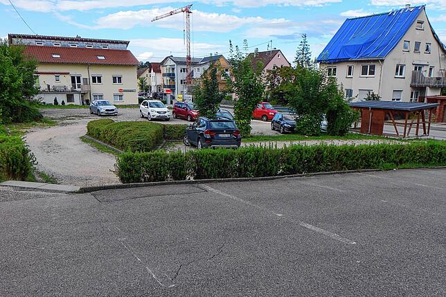 Auf dem Areal hinter der kleinen Hecke bis zum gelben Haus werden die neuen Gebäude für die Ganztagsbetreuung und die Goldöschschule ...