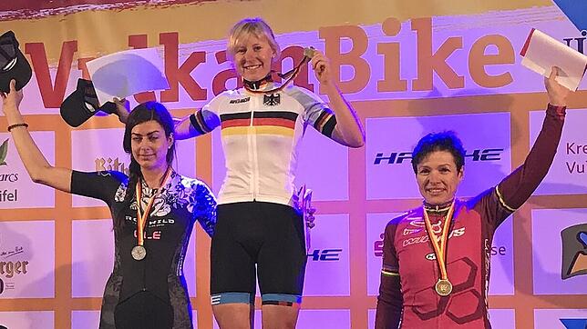 Freude: Janine Schneider (Mitte) ist deutsche Meisterin im Marathon. Die Lottstetterin siegte vor Nadine Rieder (Sonthofen) und Sabine ...