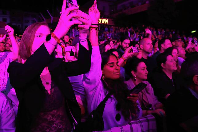 Viele Besucher bei Nelly Furtado und Joya Marleen beim Festival Stars in Town auf dem Herrenacker inmitten der Schaffhauser Altstadt.